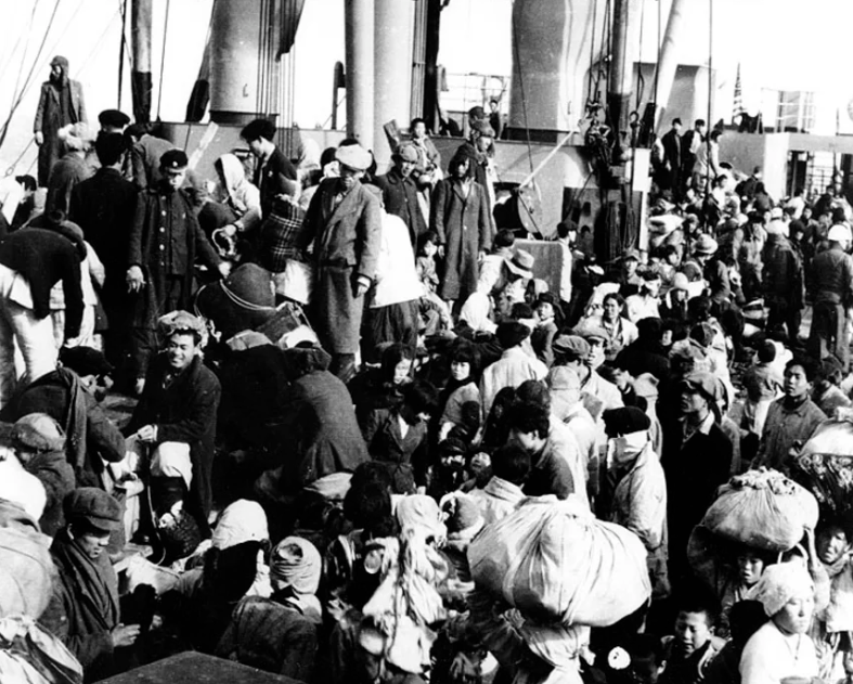 Se ven refugiados coreanos a bordo del SS Meredith Victory después de la evacuación de Hungnam en diciembre de 1950. El barco es recordado por transportar a más de 14.000 refugiados en una sola misión. Ho New//Reuters
