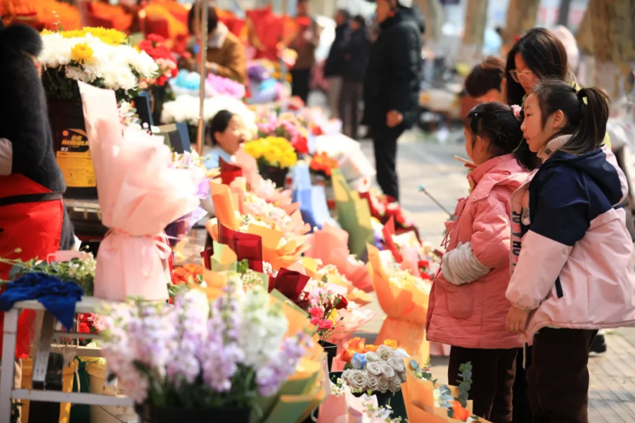 Clientes compran flores en un mercado para celebrar el Día Internacional de la Mujer, el 8 de marzo de 2025 en Huai'an, China. Zhou Changguo/Visual China Group/Getty Images