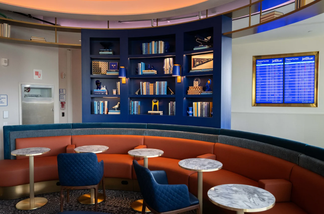 La sala VIP BlueHouse de JetBlue en el Aeropuerto Internacional John F. Kennedy. Más viajeros tendrán acceso a las salas VIP en 2026. Adam Gray/Bloomberg/Getty Images