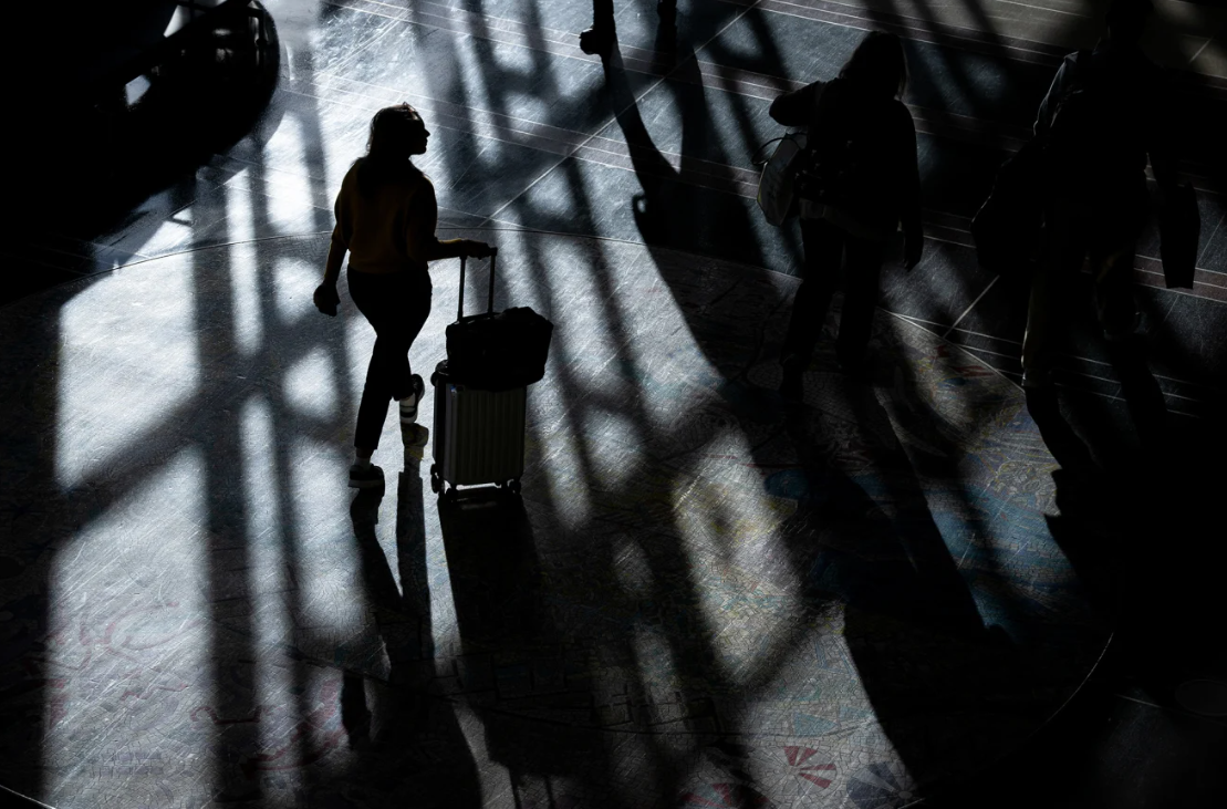 Se espera que nuevas normas fronterizas afecten el turismo entrante a Estados Unidos en 2026. Graeme Sloan/Bloomberg/Getty Images