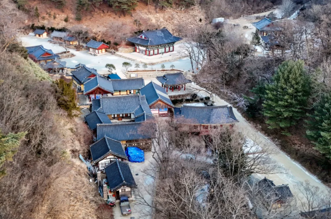 El templo de Gounsa se incendió en marzo de 2025. Baek Seung-reol/AP