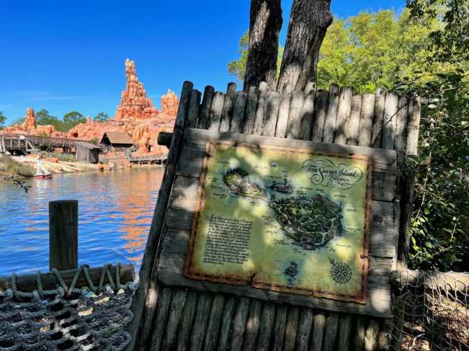 El Ferrocarril de Big Thunder Mountain se alza al otro lado del agua, más allá de un mapa de la Isla de Tom Sawyer. Eve Chen/USA Today Network/Imagn Images/Sipa USA