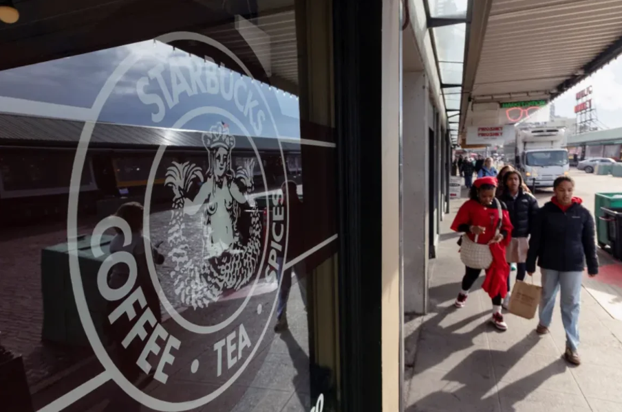 El logotipo original de Starbucks en una de las primeras tiendas en Pike Place Market en Seattle este año. Matt Mills McKnight/Reuters