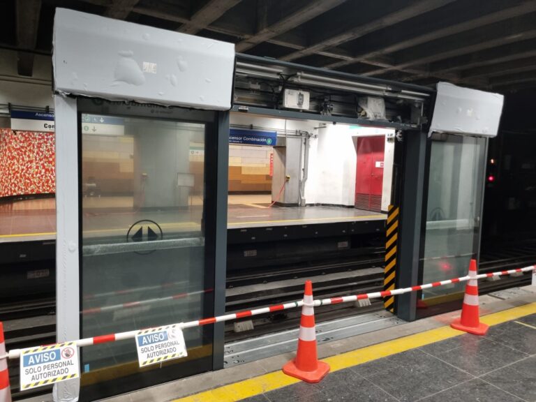 Metro de Santiago instala primeras puertas de andén en estación San Pablo: Plan de modernización estará finalizado en 2028