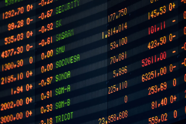 IPSA inicia la última semana del año con leves caídas tras rozar récord de 10.500 puntos