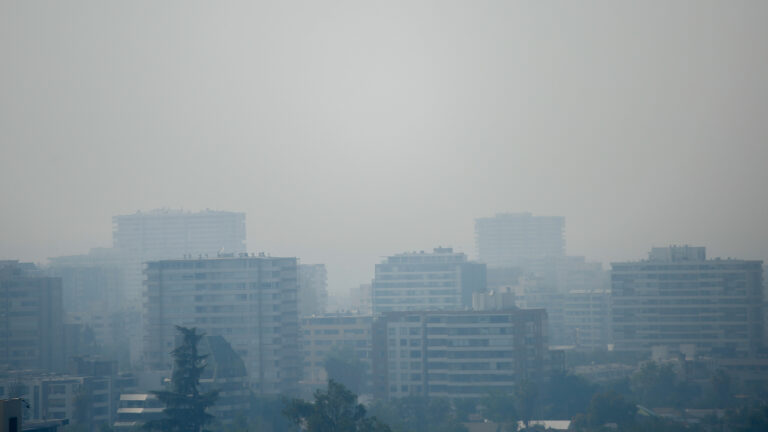 Incendio en San Pedro eleva contaminación al suroriente de Santiago a niveles críticos