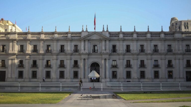 Familia de gásfiter fallecido en La Moneda acusa falta de respuestas de instituciones a más de un año de su muerte
