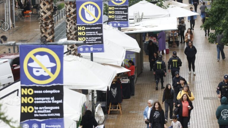 Providencia lanza campaña para hacer frente al comercio ilegal: Multará con casi $350 mil a quienes compren a ambulantes