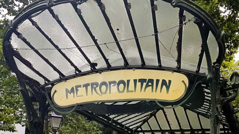 Un hombre ataca con un cuchillo a tres mujeres en el metro de París y huye del lugar