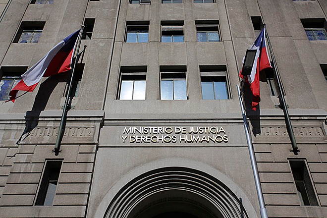 Incendio a metros de La Moneda, en pleno centro de Santiago, obliga a evacuar el Ministerio de Justicia