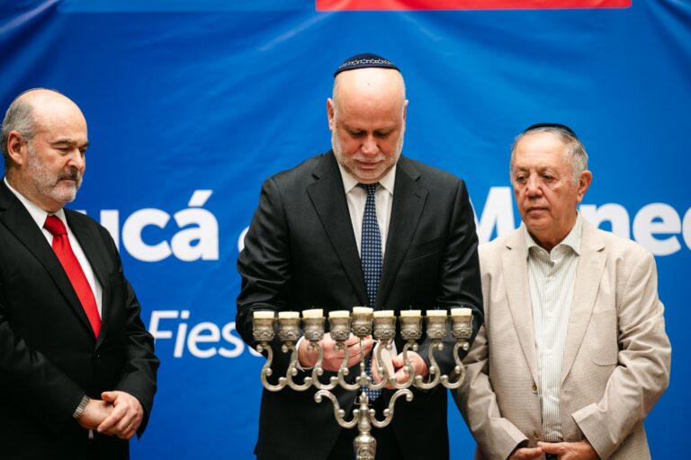 Comunidad Judía celebra Janucá en La Moneda con presencia de cuatro ministros