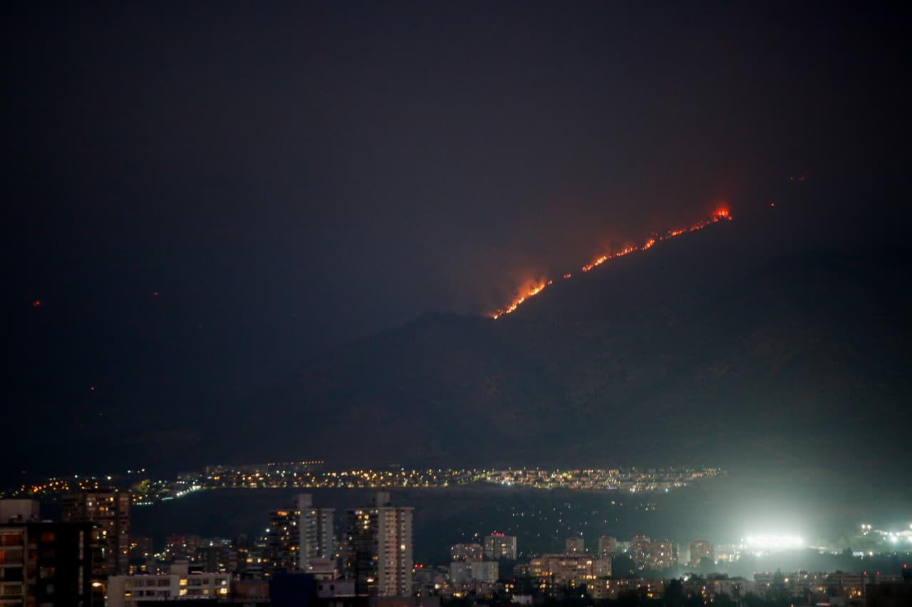 29 de diciembre de 2025/PROVIDENCIA Vista nocturna desde la comuna de Providencia al incendio forestal que afecta al sector precordillerano de San Carlos de Apoquindo. FOTO: HANS SCOTT/AGENCIAUNO
