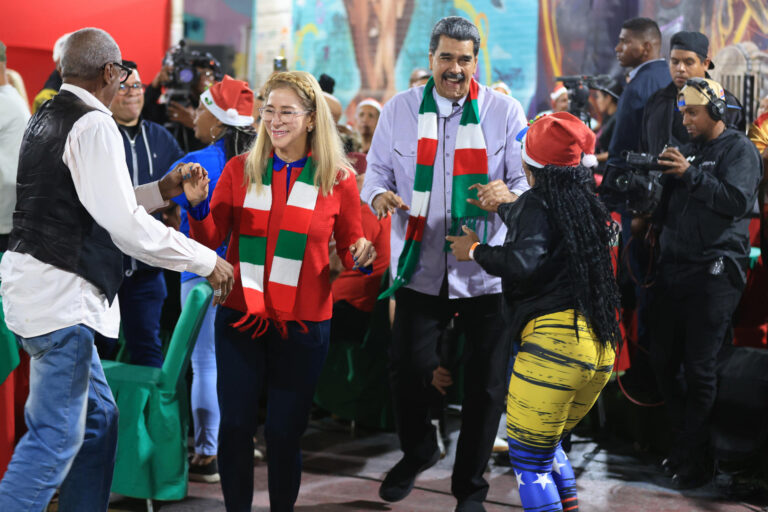 Venezuela: Reportan múltiples explosiones en Caracas y sobrevuelo de aviones