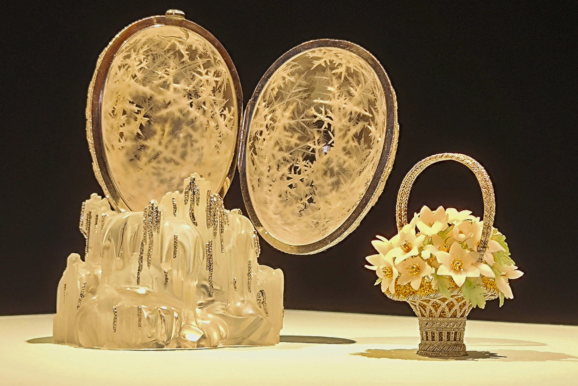 El ‘Huevo de Invierno’ creado por el joyero ruso Peter Carl Fabergé en 1913 por encargo del zar Nicolás II de Rusia, fue vendido hoy en una subasta en Londres por 22,89 millones de libras esterlinas, equivalentes a 26 millones de euros. EFE/Guillermo Garrido