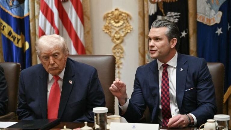 Trump afirma que no sabía del segundo ataque que mató a sobrevivientes en una presunta lancha de narcotráfico