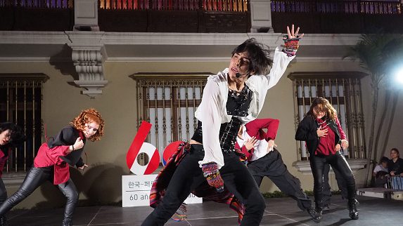 La música que mezcla el quechua con el estilo de las bandas de K-pop: ¿Qué es el Q-pop?