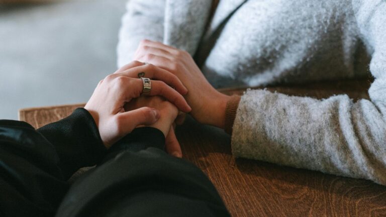 Fiestas de fin de año: Recomendaciones de salud mental para quienes pasan por momentos difíciles