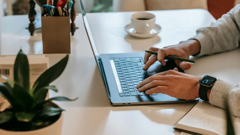 ¿Cómo cuidar la salud durante el teletrabajo?: Experto entrega consejos para prevenir dolor de espalda y cuello desde la casa