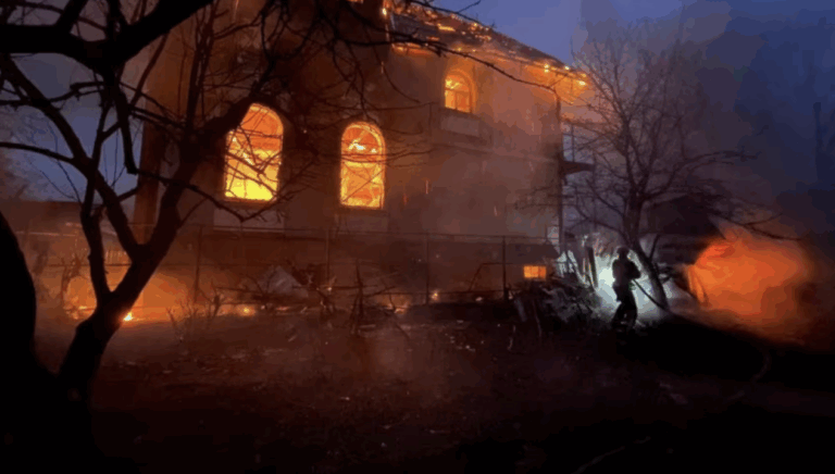 Ataque nocturno de 10 horas de Rusia contra Ucrania reabre tensión diplomática antes de reunión entre Zelensky y Trump