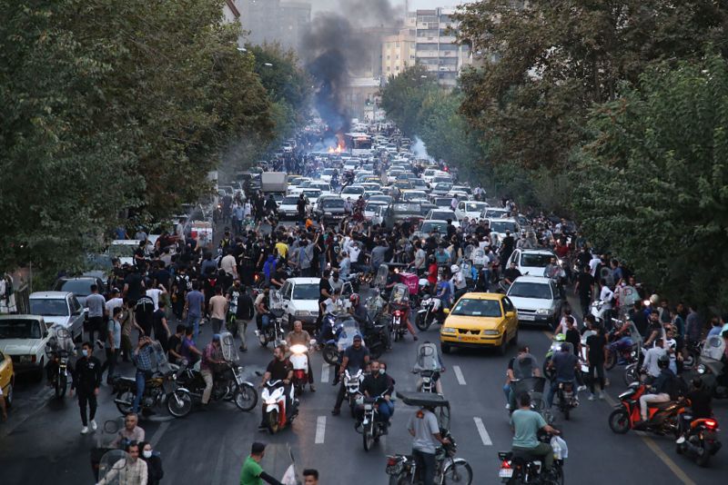 Manifestantes iraníes toman las calles de la capital, Teherán, durante una protesta por Mahsa Amini, días después de que muriera bajo custodia policial, el 21 de septiembre de 2022. Imágenes de AFP/Getty