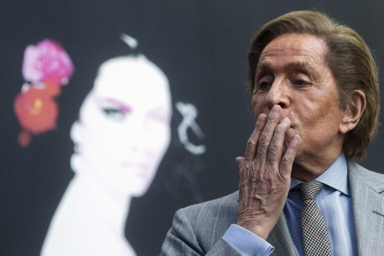 El diseñador italiano Valentino muere en Roma a los 93 años