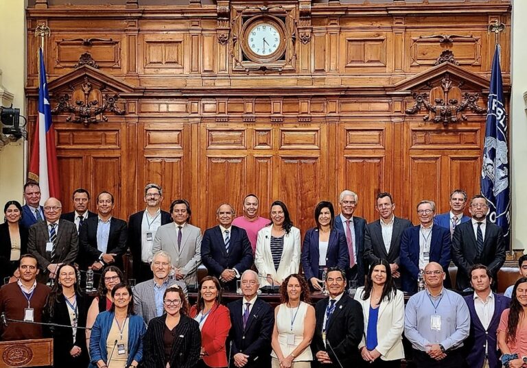 Columna de Mario Saavedra: Políticas públicas digitales en Chile: cómo hacerlo, sobrevivir… y vivir para contarlo (con polerón rosado)