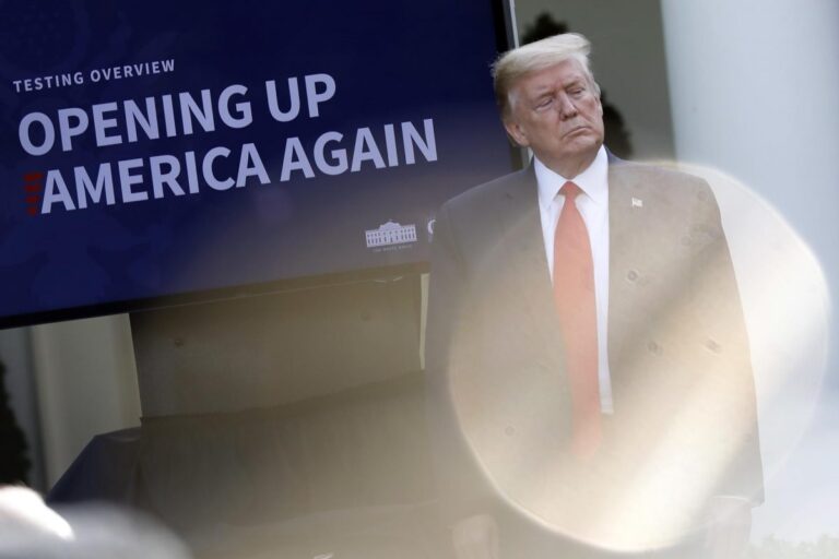 Donald Trump afirma que cierra los ojos en las reuniones con su gabinete porque son “aburridísimas”