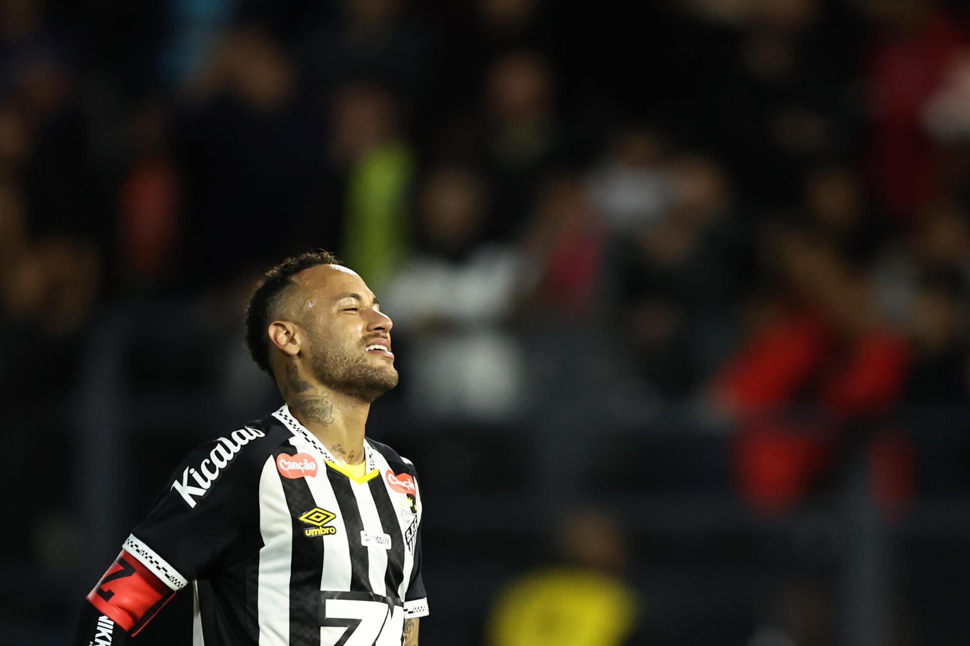 Neymar de Santos reacciona este miércoles, en un partido amistoso de clubes entre Santos y RB Leipzig en el estadio Cicero de Souza Marques en Sao Paulo (Brasil). EFE/ Isaac Fontana