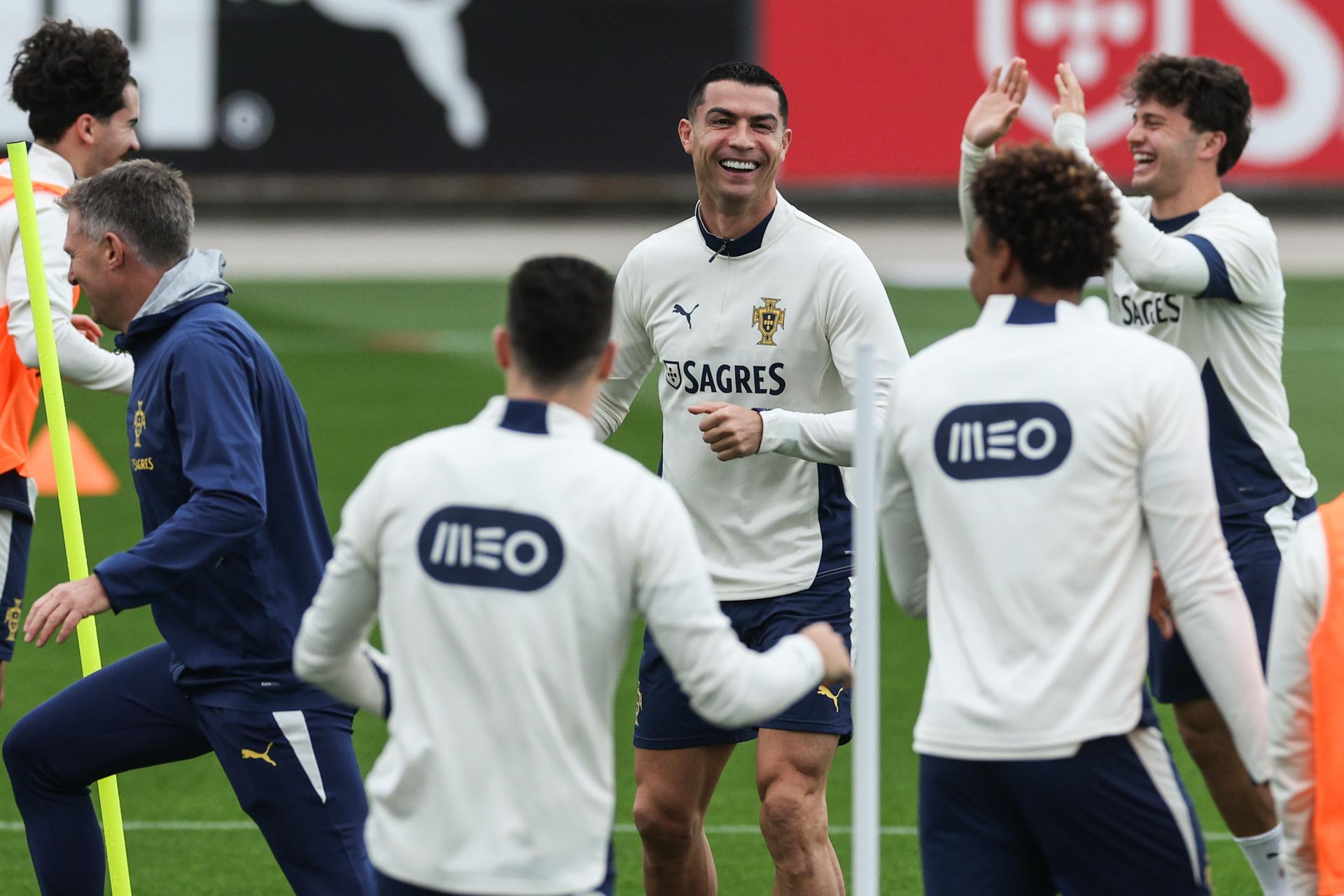 el futbolista nacional de Portugal Cristiano Ronaldo (C) asiste a una sesión de entrenamiento del equipo en Cidade do Futebol, en Oeiras, Portugal, 12 de noviembre de 2025. Portugal se enfrentará a Irlanda y Armenia en sus clasificaciones de la Copa Mundial de la FIFA 2026 los días 13 y 16 de noviembre respectivamente. (Mundial, Irlanda) EFE/EPA/MIGUEL A. LOPES