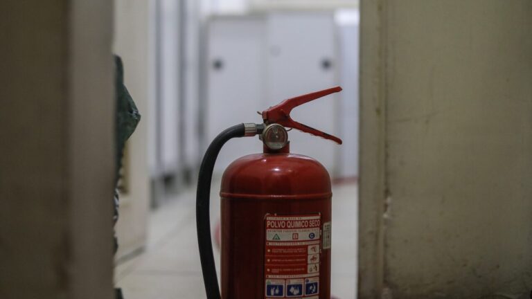 Tras aumento de reclamos por extintores: Inspección del Sernac detectó fallas en la mantención y productos vencidos