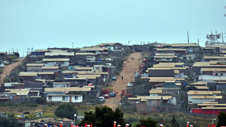 Comenzó desalojo de megatoma de San Antonio: Se reportaron incidentes durante el operativo