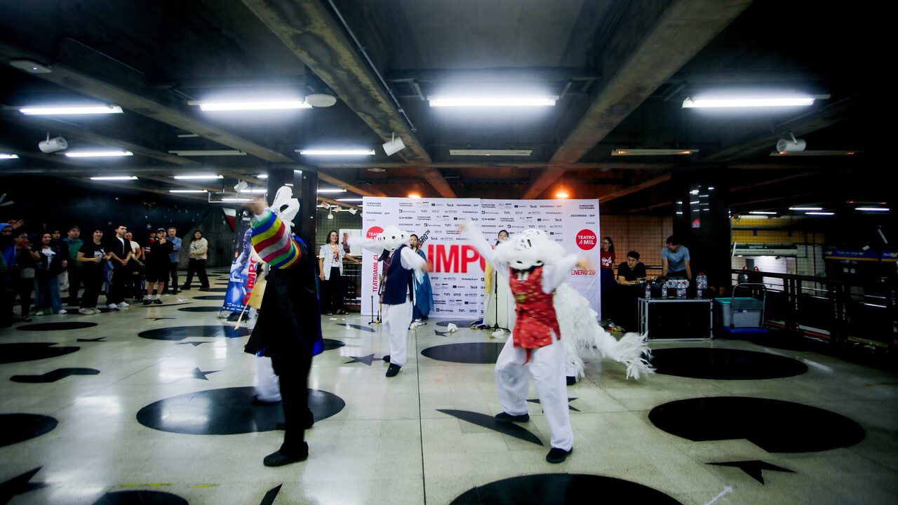 En el marco del festival Teatro a Mil, una obra coreana de música y danza se presentó en la estación Baquedano del Metro de Santiago/Agencia Uno