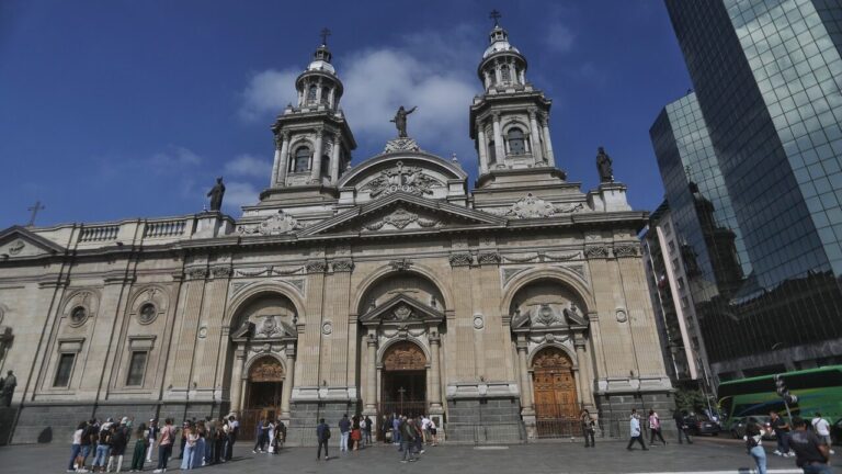 Detienen a sujeto que robó candelabros en la Catedral de Santiago: Cometió delitos similares en Europa