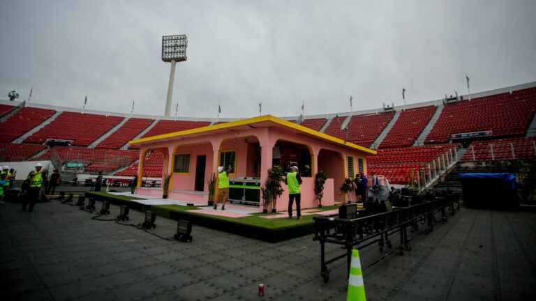 Fiscalizan Estadio Nacional previo a conciertos de Bad Bunny: Instalaron barreras para evitar avalanchas