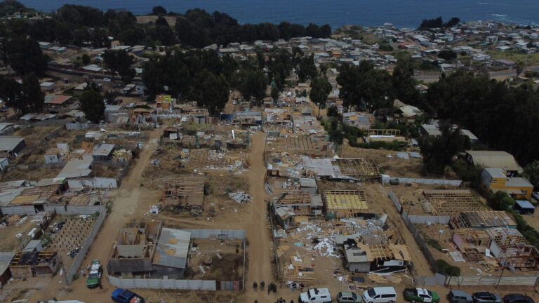 Desalojo de megatoma en San Antonio: Gobierno dice tener antecedentes de que personas externas habrían participado en desórdenes