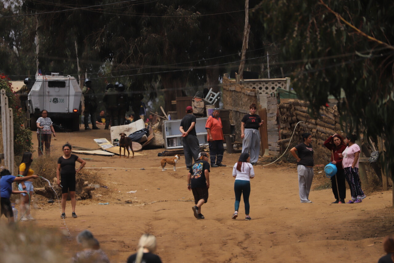 Continúa proceso de desalojo de megatoma en San Antonio: Ya van 14 personas detenidas/Agencia Uno