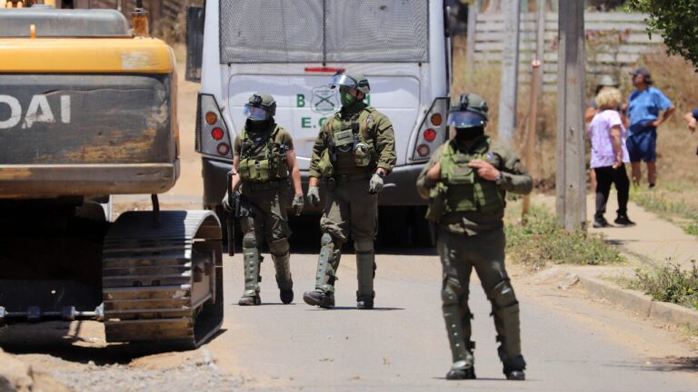 Continúa proceso de desalojo de megatoma en San Antonio: Ya van 14 personas detenidas