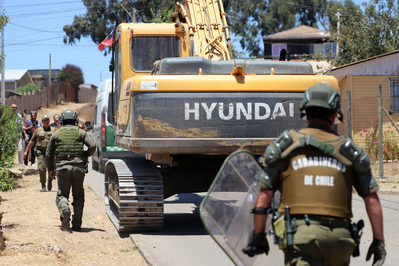 Continúa proceso de desalojo de megatoma en San Antonio: Ya van 14 personas detenidas/Agencia Uno