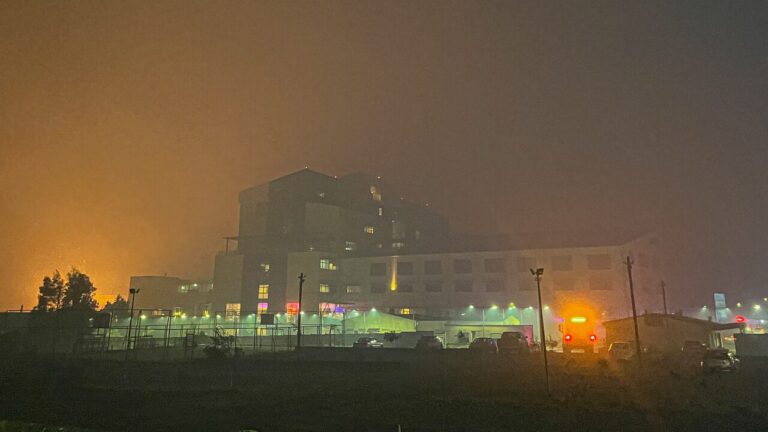 Piden evacuar Hospital Penco-Lirquén ante cercanía de incendios forestales