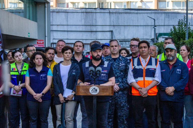 Presidente Boric advierte por avance nocturno en incendios y alerta por posible reactivación de focos durante el día