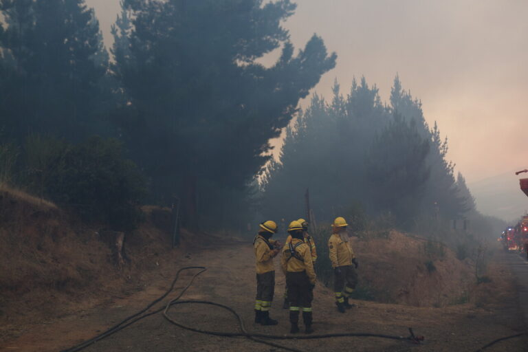 Aterriza en Chile equipo de expertos españoles para colaborar en la extinción de los incendios