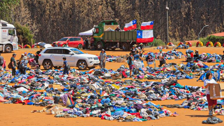 Riesgo sanitario por acopio de ropa tras incendios forestales: Retiran más de 10 toneladas en Penco y Tomé