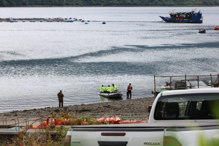 Hallan quinto fallecido tras naufragio en el Estuario de Reloncaví: Continúa búsqueda de un tripulante