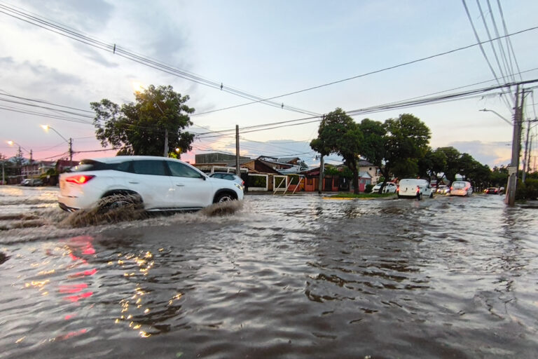 Las impactantes imágenes de autos arrastrados en Maipú tras desborde de río por las lluvias de verano