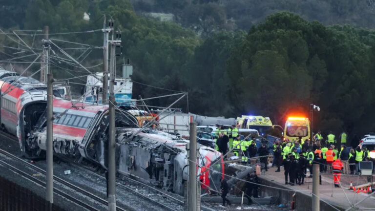 Al menos 39 muertos en colisión de trenes de alta velocidad en España, el peor desastre ferroviario en una década