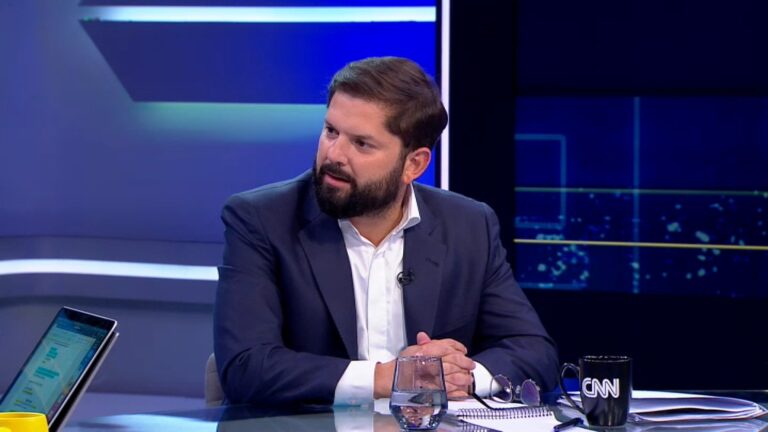 Presidente Boric afirma que no se arrepiente de indultos, pero señala que Luis Castillo 