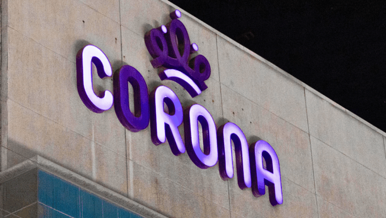 Extintos locales de Corona pasarán a manos de conocida multitienda chilena