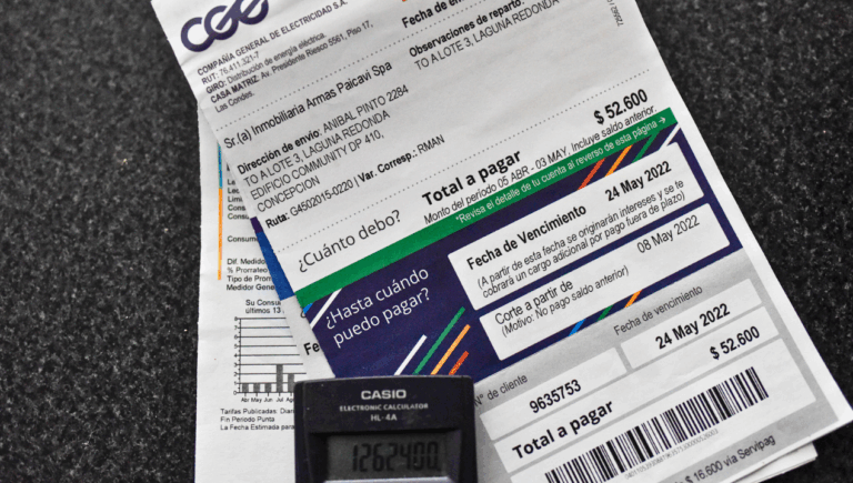 Ministerio de Energía oficializa ajuste que reduce cobros cuentas de luz en varias comunas: ¿Cuándo inicia la disminución?