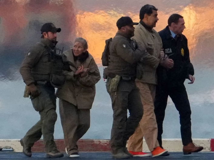 Agentes de la DEA escoltan a Maduro y a su esposa Cilia Flores fuera de un helicóptero.