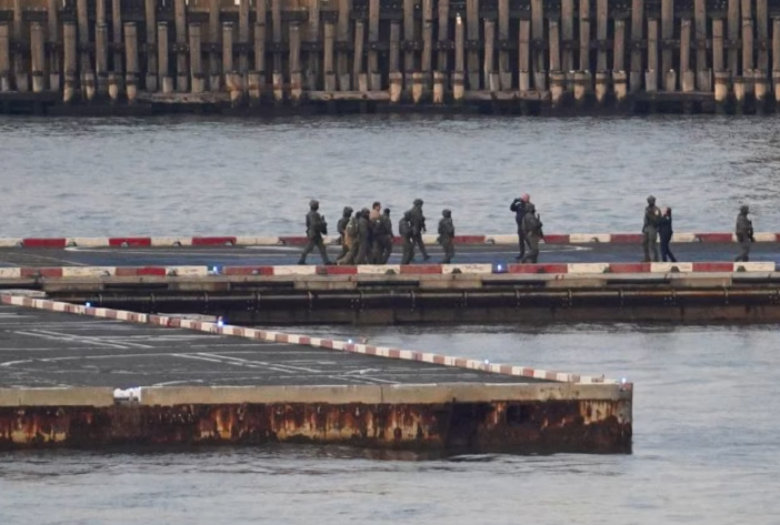 Maduro es escoltado tras aterrizar en el helipuerto del centro de Manhattan en Nueva York.